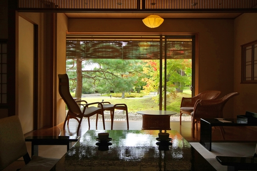 四季折々を愉しめる日本庭園。静寂な時流れる本館・和室＜禁煙＞